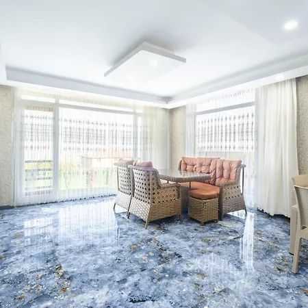 With Private Pool And Garden In Kartepe Casa de Férias