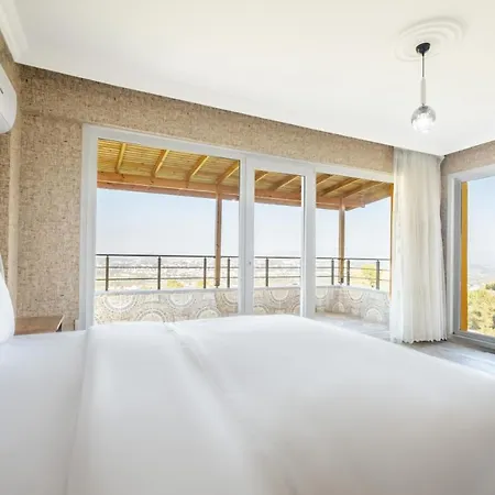 With Private Pool And Garden In Kartepe Casa de Férias